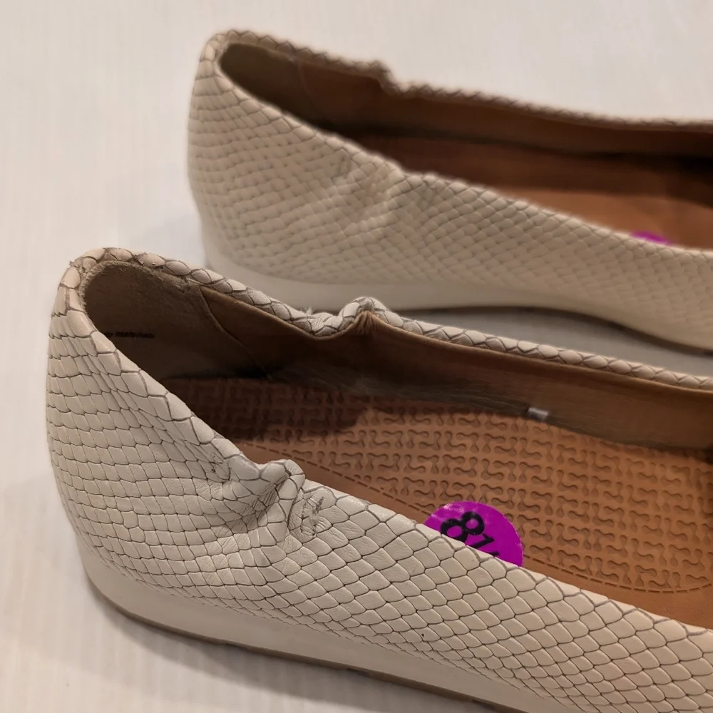 BARETRAPS Posture women's croc embossed ivory leather flats size 8.5